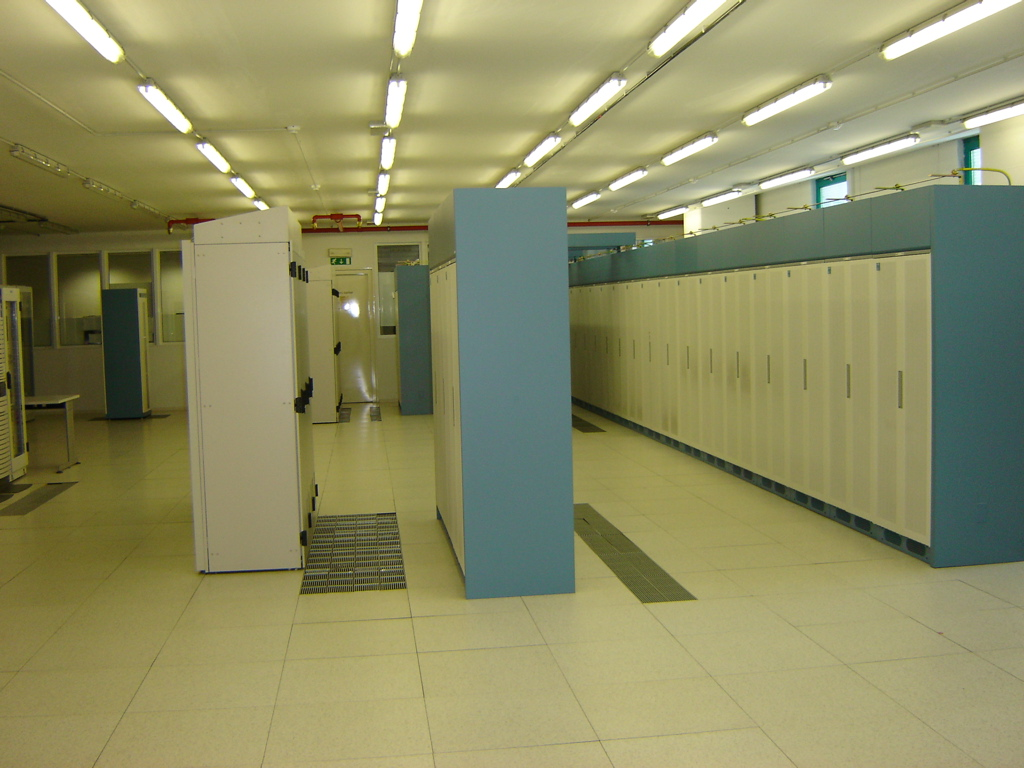 (Lucent 於 2001~2006 部屬在 Ljubljana 的 MSC 服務器,img src:wikipedia)